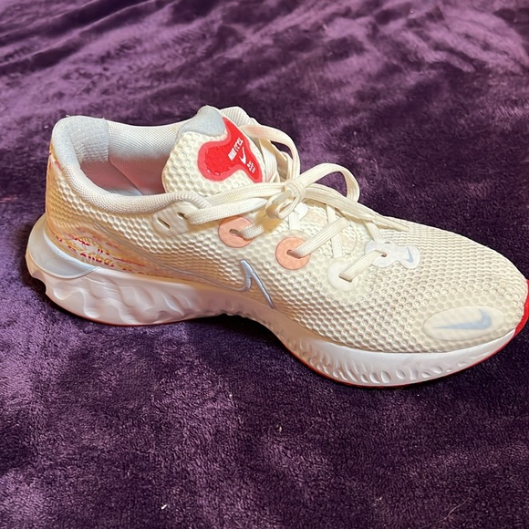 Nike Women's Renew Run Graffiti Print Running Shoe Training CW5633-100 size 7 - Picture 4 of 7